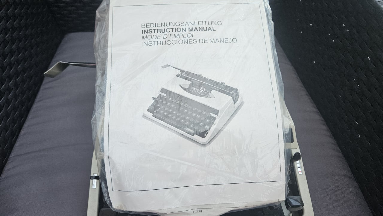Triumph mechanische typemachine met koffer en handleiding