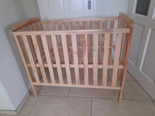 Houten Ledikantje (z.g.a.n.) ( 100 x 50 matras maat)