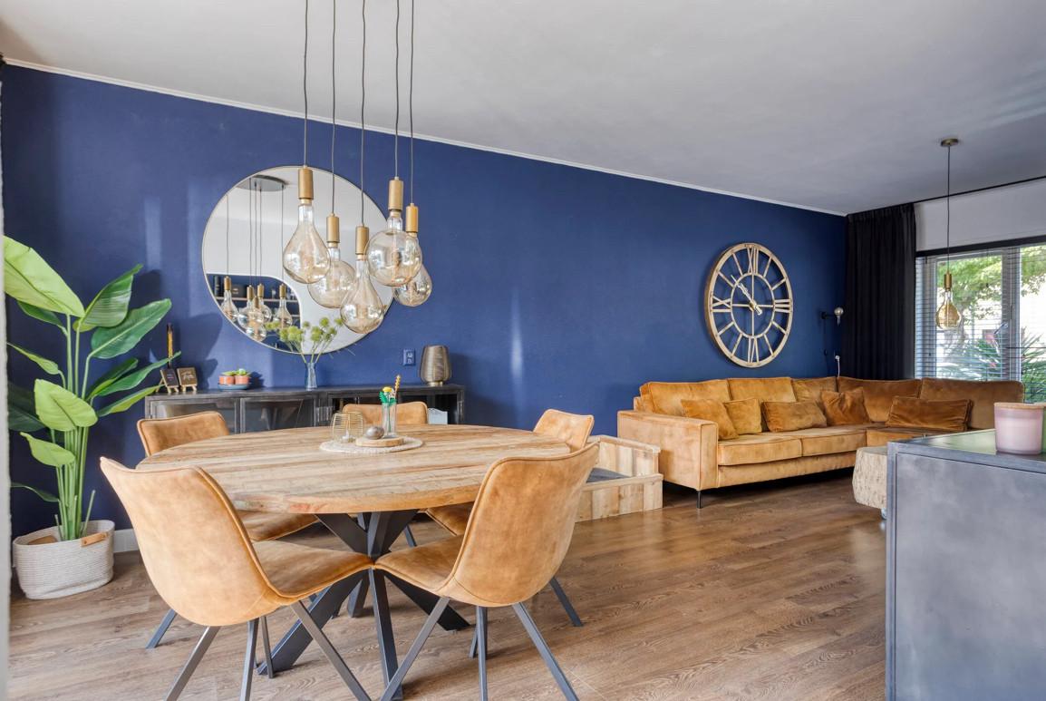 Ronde Mangohouten Tafel (150 cm) + 8 Velours Cognac Eetkamerstoelen