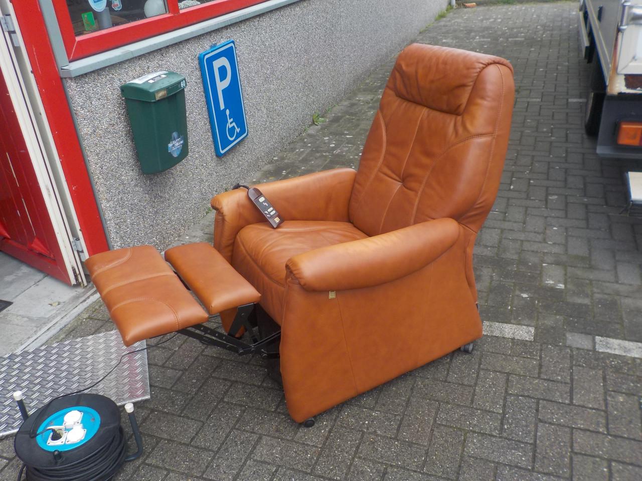 Elektrische leren sta-op relax fateuil met 2 motoren in zeer goede staat