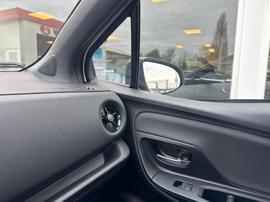 Toyota Yaris 1.5 hybrid bi-tone plus