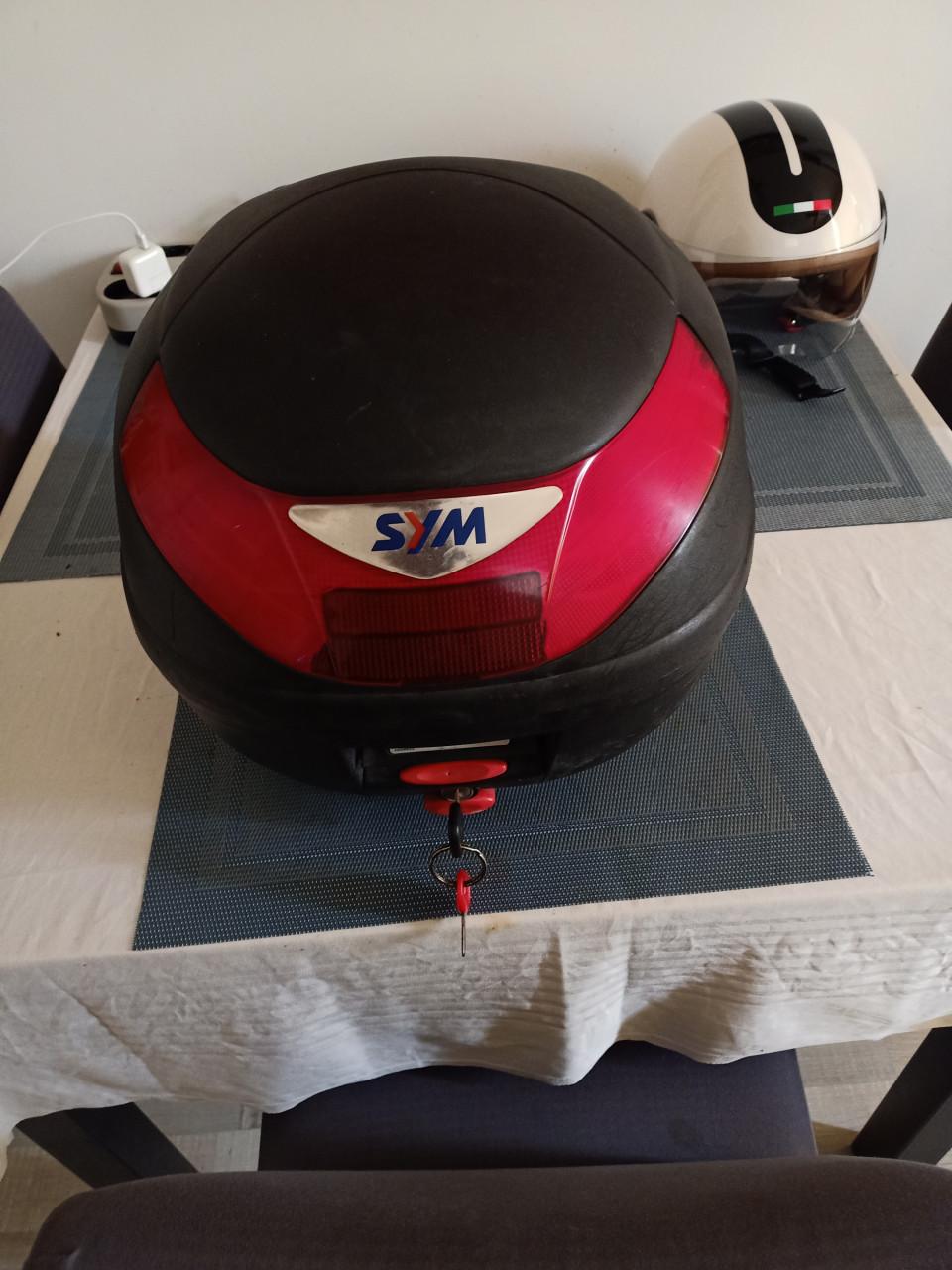 Te koop koffertje voor op een scooter