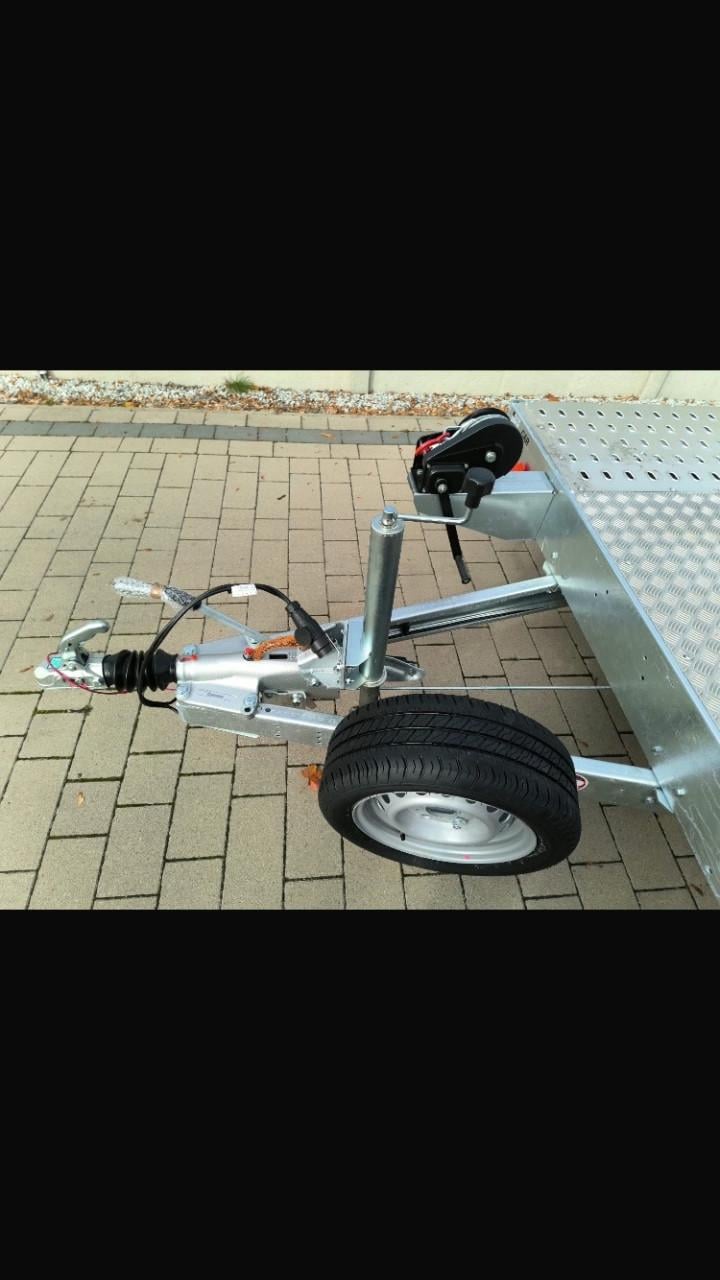 Splinternieuwe drie asser auto-ambulance.