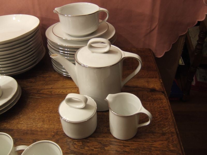 Essenbach servies in mooie staat ( wit met zilveren rand )