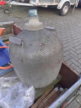 Brocante grote gistfles /wijnfles in ijzeren omhulsel spiraal