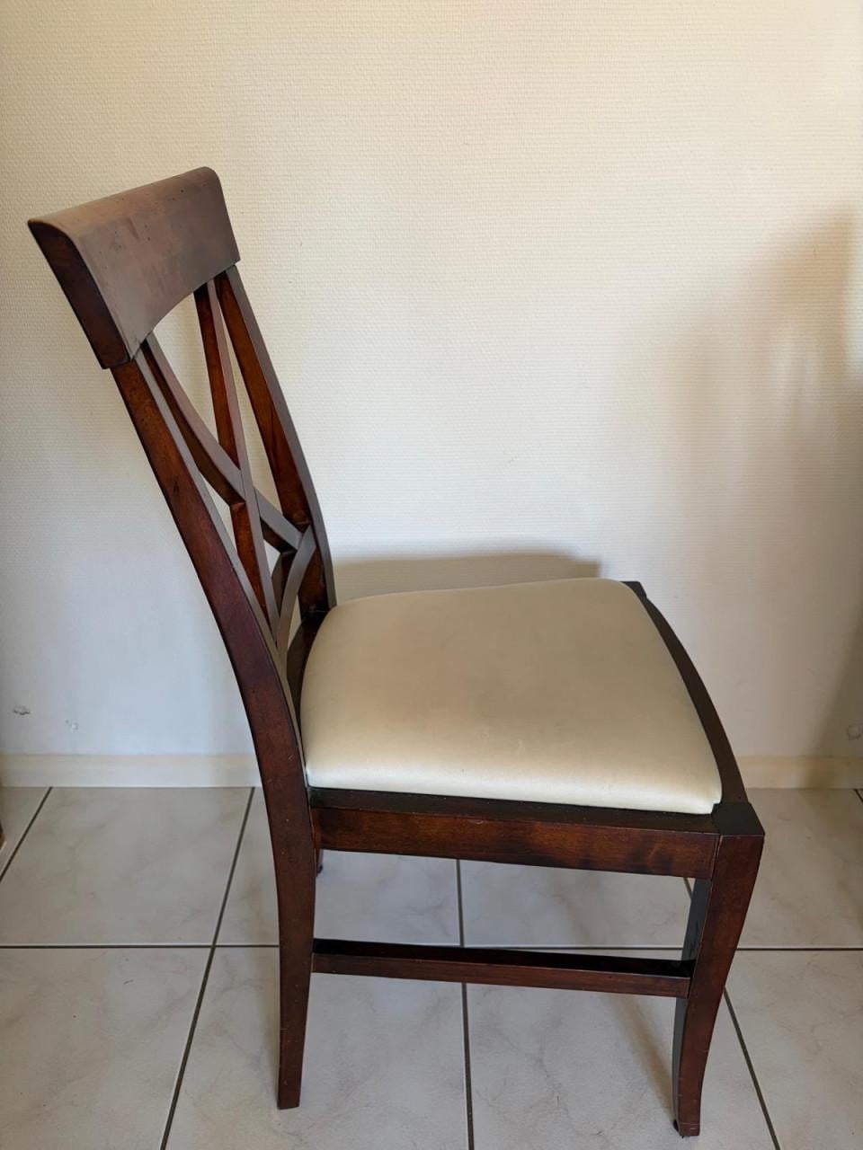 Tafel en zes stoelen donker massief kersenhout