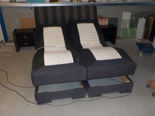 2 Elektrische boxsprings + 2 matrassen + 2 nachtkastjes vrijwel nieuw