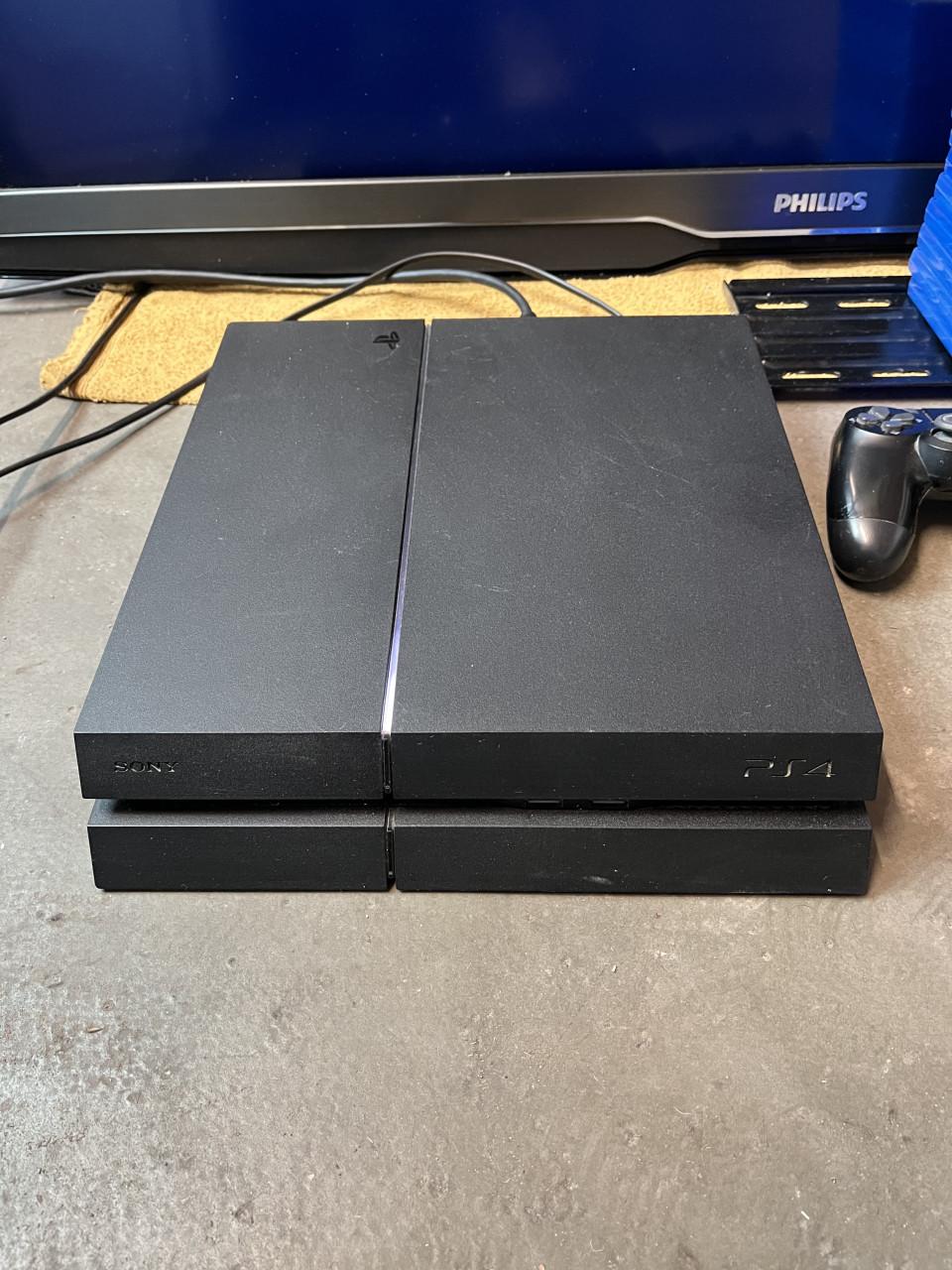 PS4 + 47inch Phillips Ambilight