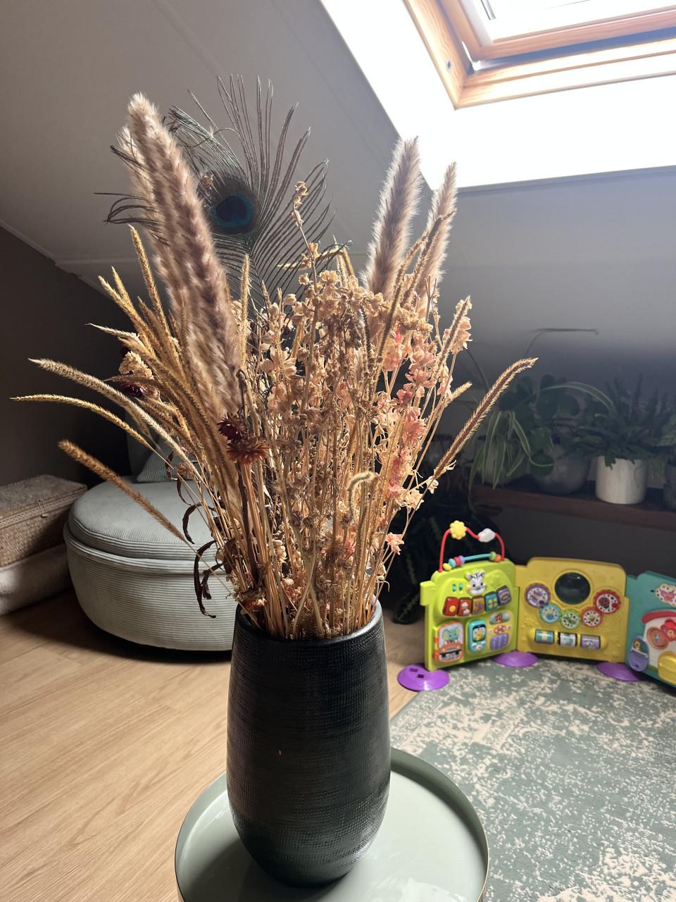 Vaas met droogbloemen