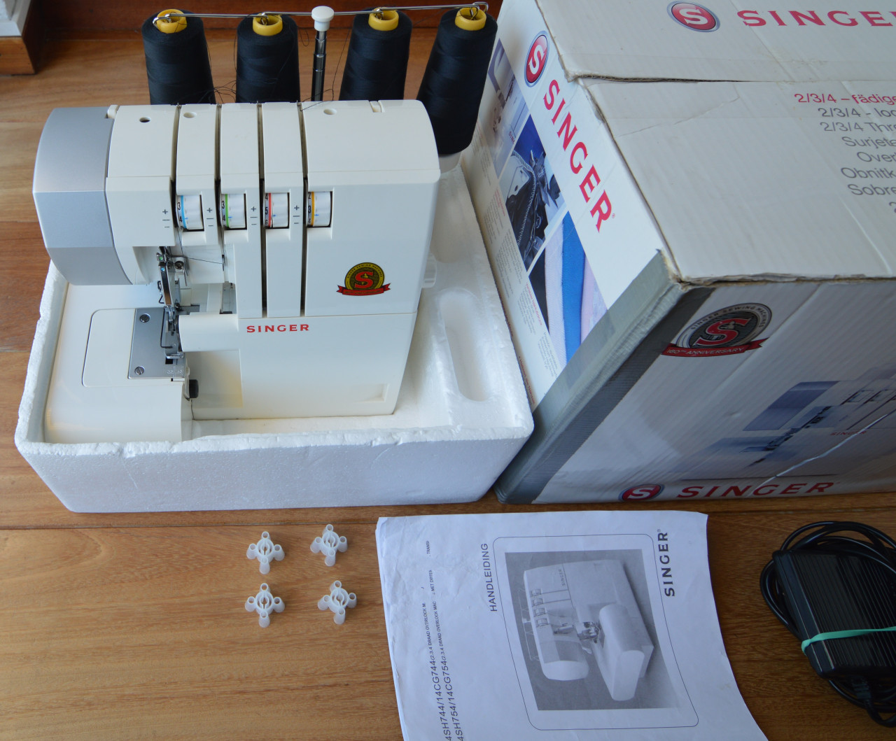Singer 14SH754 overlock machine