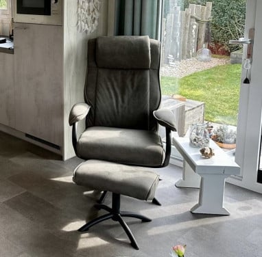 Fauteuil met voetenbankje