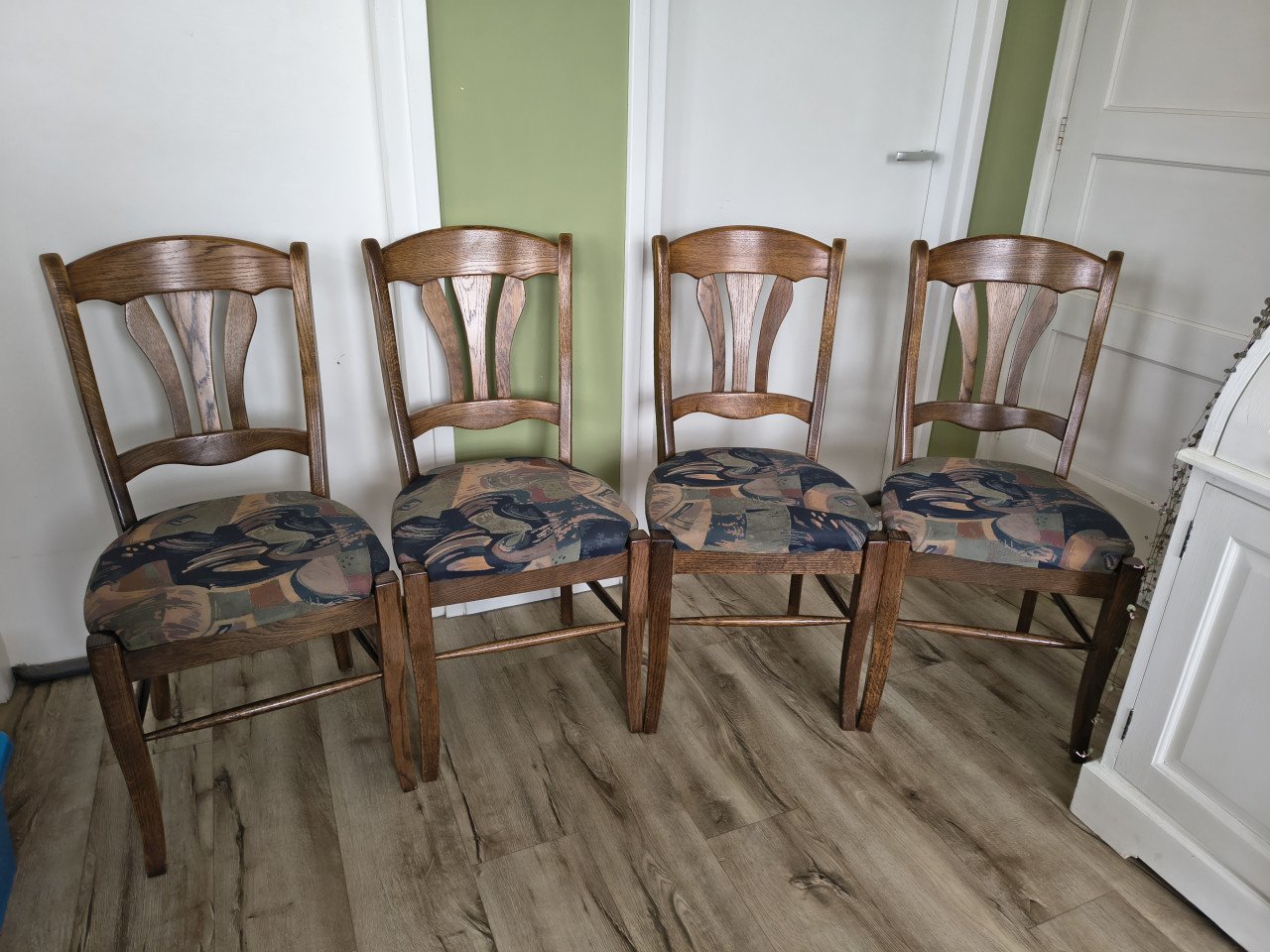 Prachtige donker eiken eetkamerstoelen, nette houten stoelen.