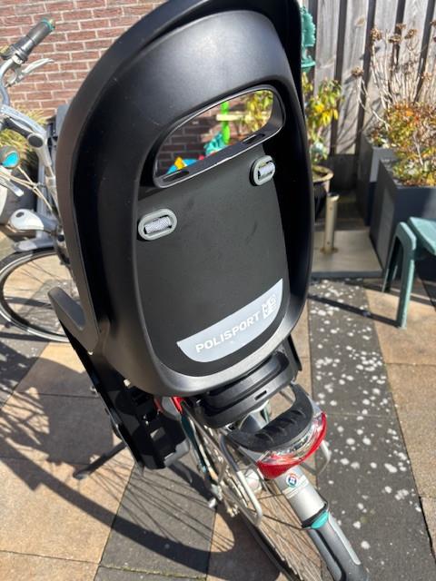 Kinderstoeltje achter op.