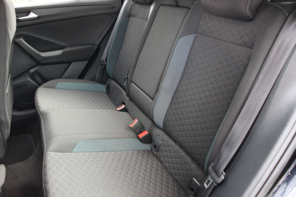 Volkswagen T-roc 1.5 tsi sport | acc | stoelverwarming | carplay |