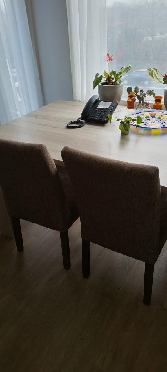 Tafel in stijl met andere items op prikbord