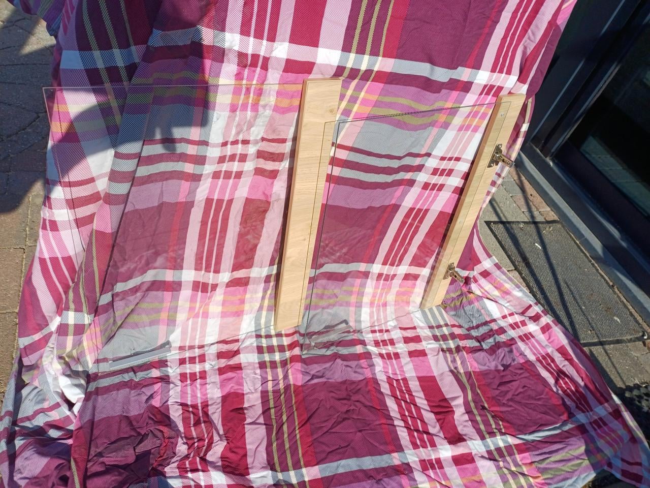 Glazen kastdeur met scharnieren