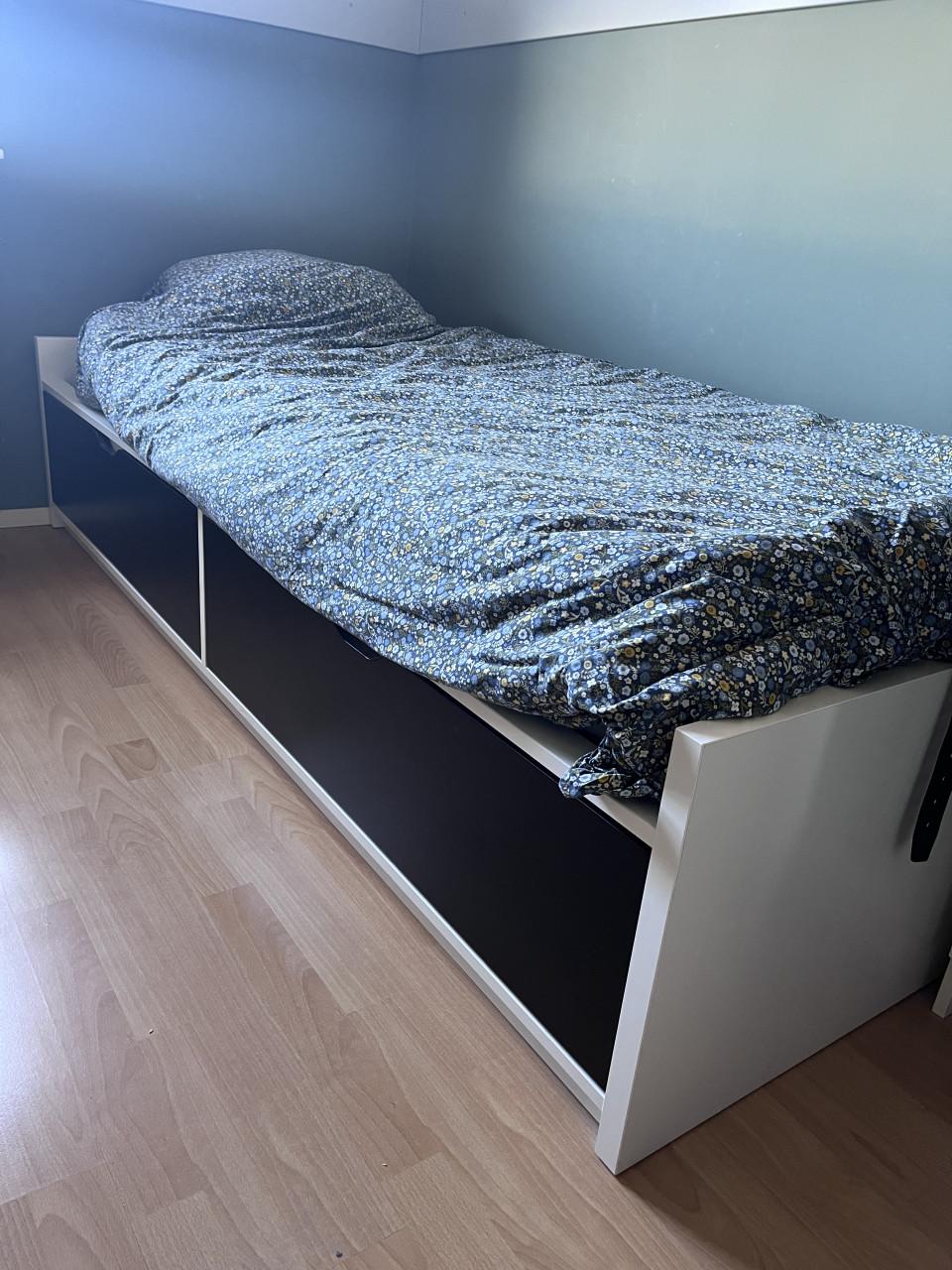 Bed met lades en lattenbodem