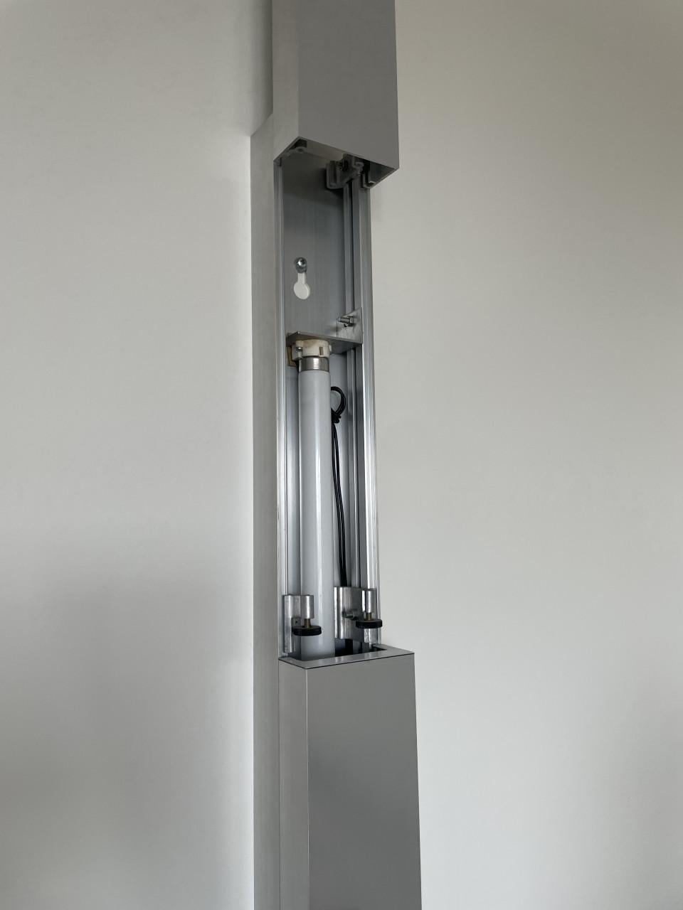 Moderne wandplank met glazen planken