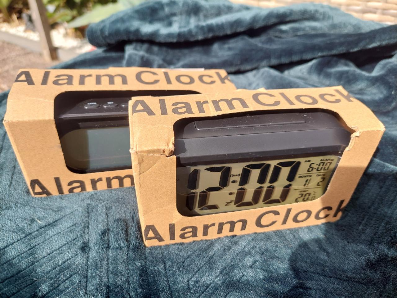 2 nieuwe alarm/snooze clock jes zwart