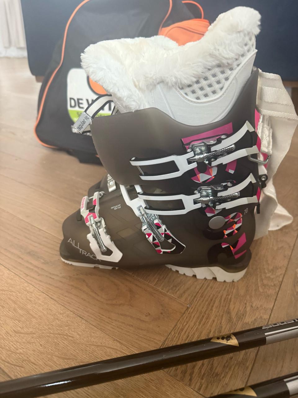Compleet pakket ski schoenen stokken