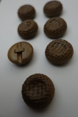 7 retro knopen met vlecht motief 25 mm.  Doorsnee
