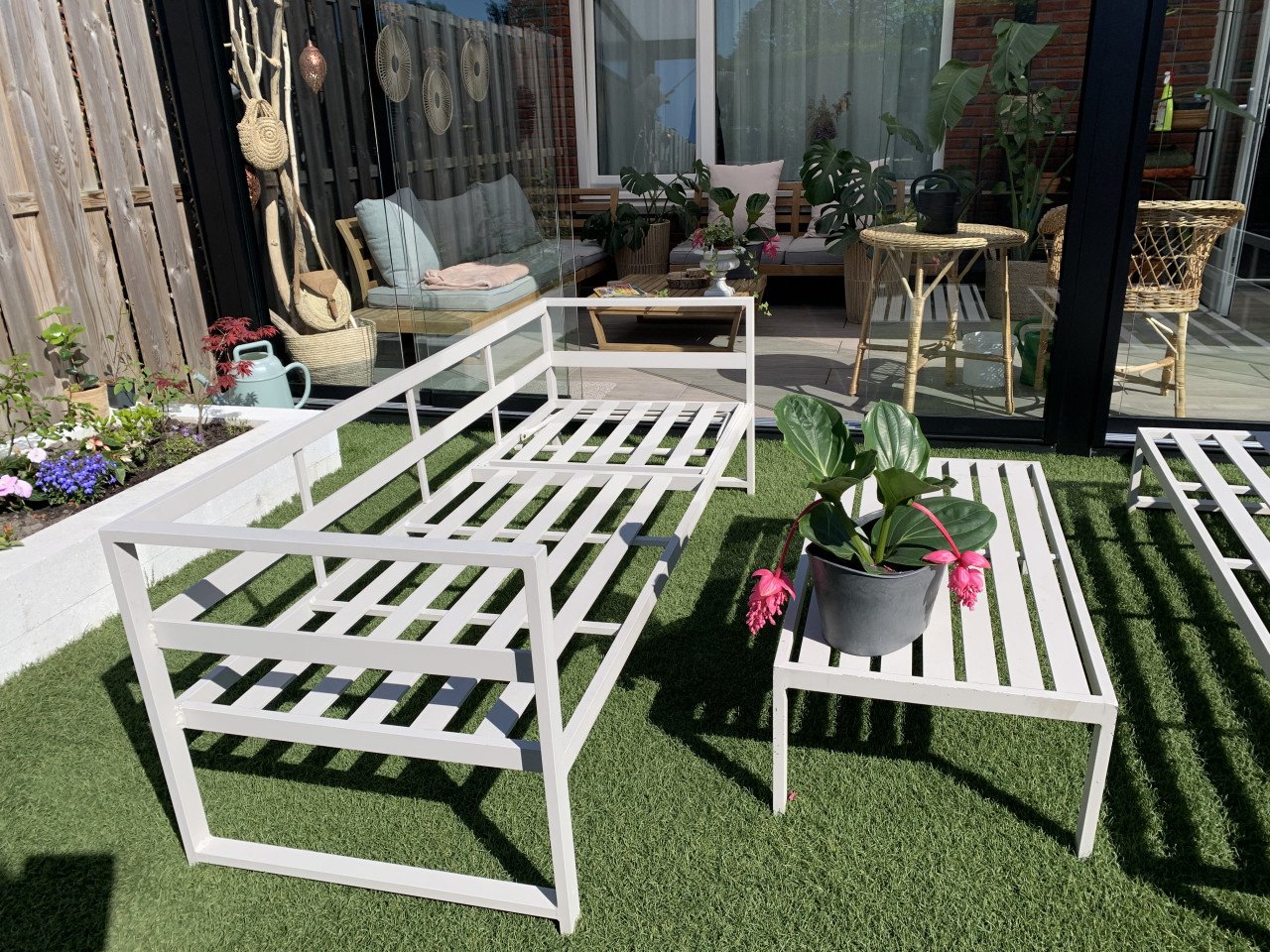 Aluminium licht grijze loungeset, met kussens en tafel en liggedeelte.