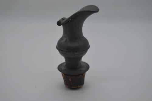 Oude tinnen schenktuit