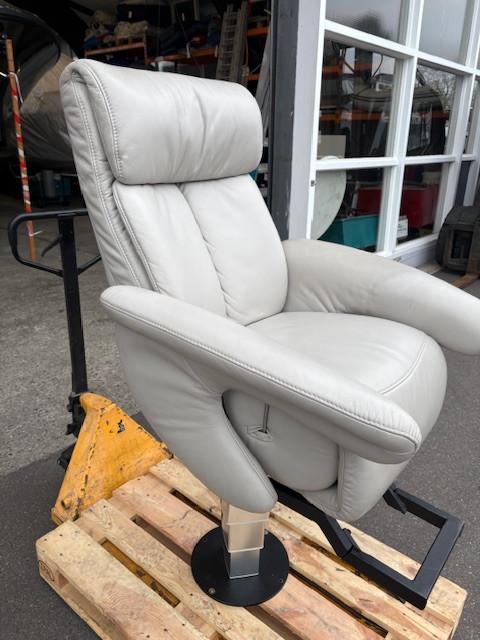 Prachtige nieuwe lederen elektrisch in hoogte verstelbare bootstoel 24 volt