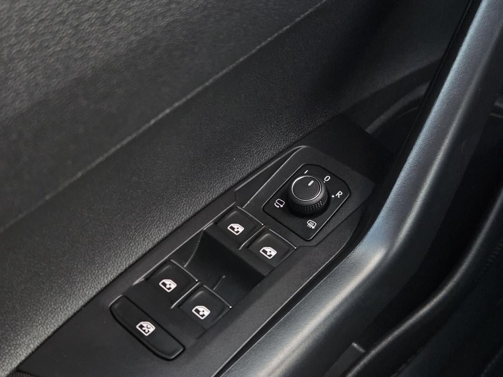 Volkswagen Taigo 1.0 tsi r-line | carplay | camera | rijklaar inclusief 1 j