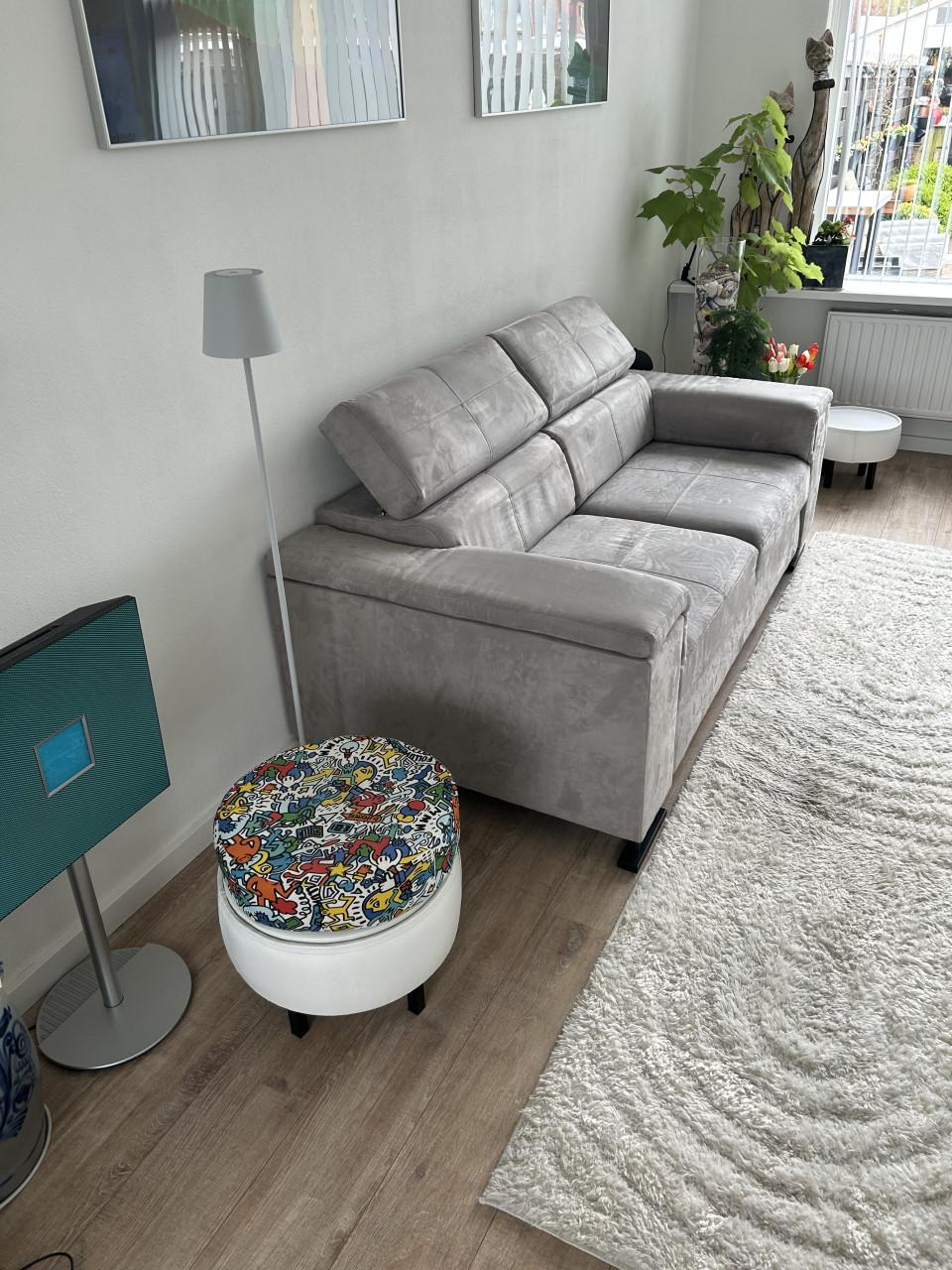 2/3 zitbank met uitschuifbed en verstelbare hoofdsteunen