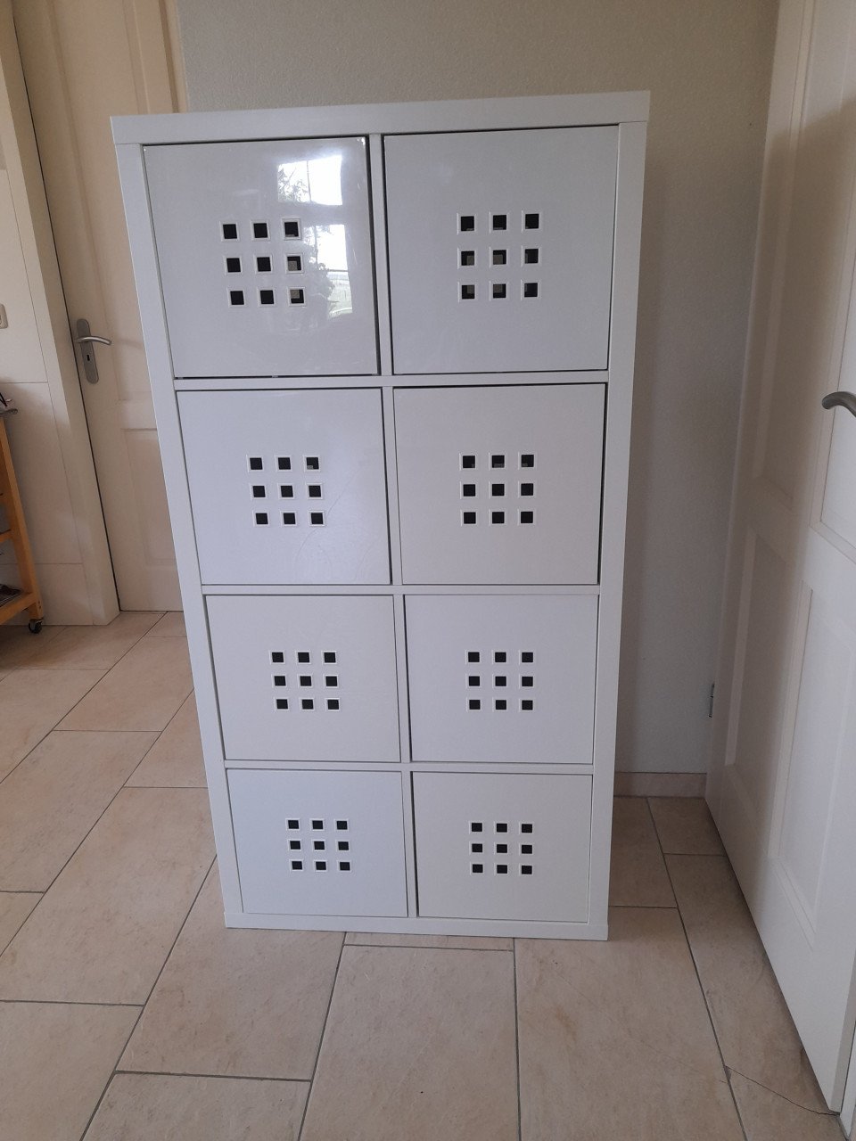 Houten vakkenkast met 8 kunstof bakken 39 x 76 x 147H ( in goede staat )