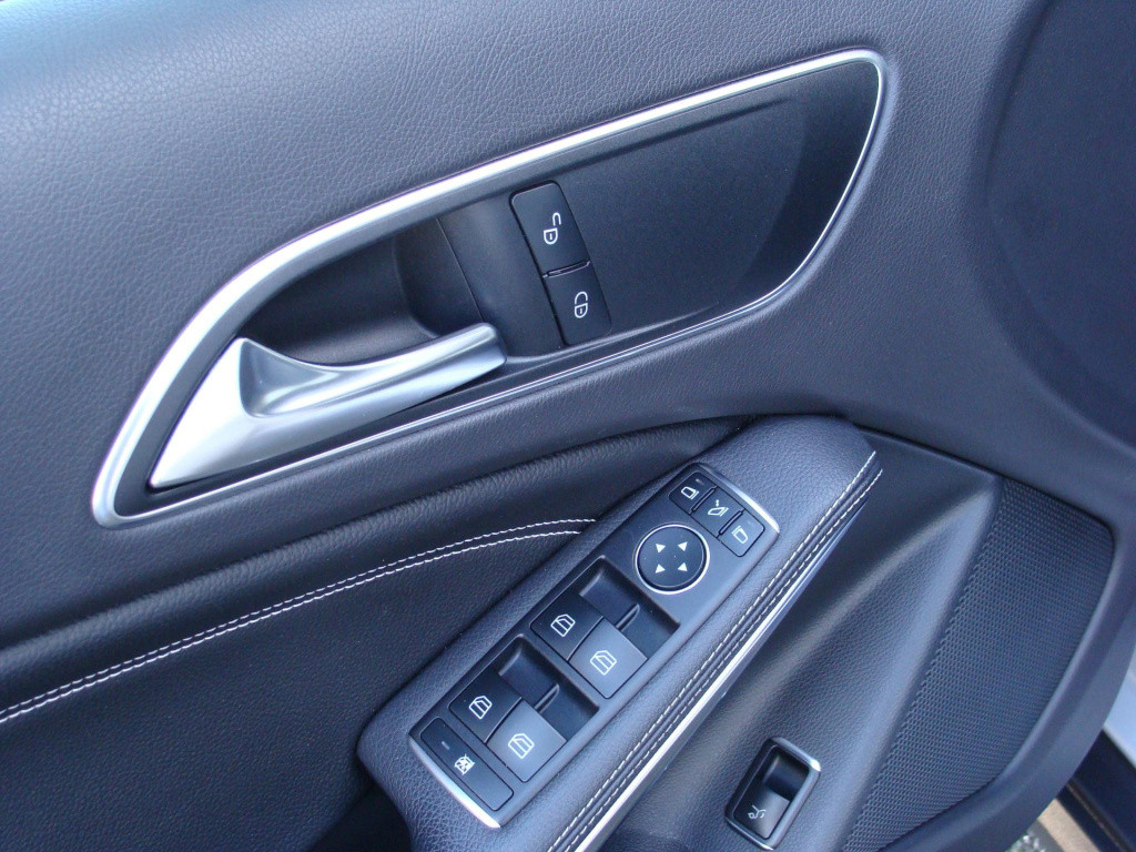 Mercedes-Benz Gla-klasse 180 premium urban