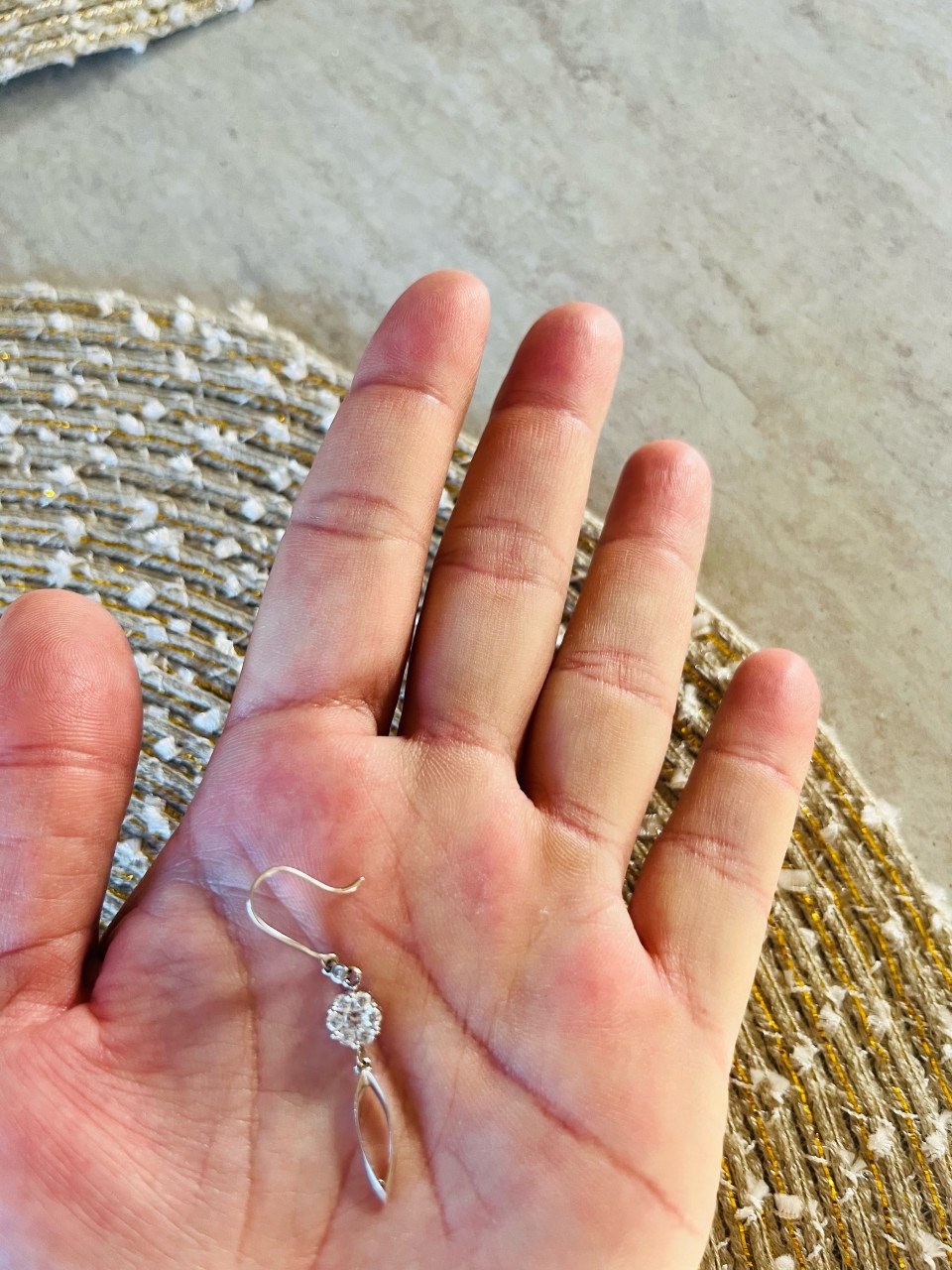 Wit gouden oorbellen 18 karaat met schitterende diamanten uit Dubai