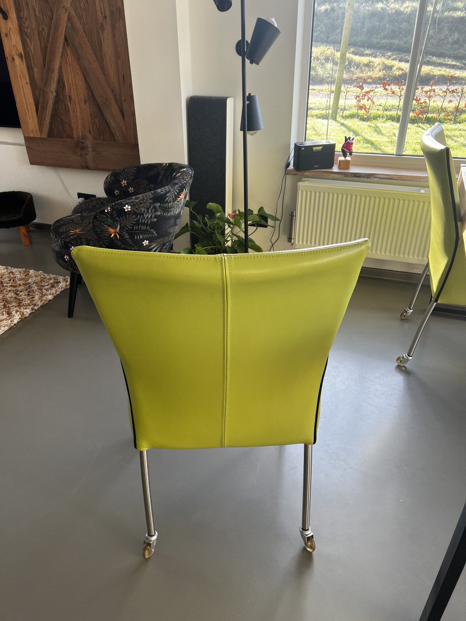 4 stoelen, leren bekleding op aluminium poten met skate wielen