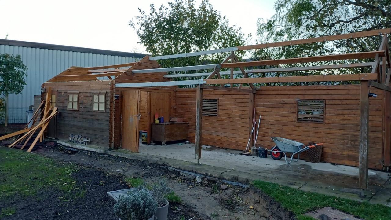 Grote overkapping met schuur