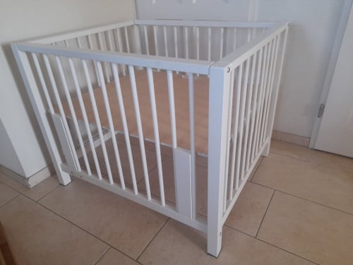 Witte box in hoogte verstelbaar 81 x 96 x 78H (in goede nette staat )