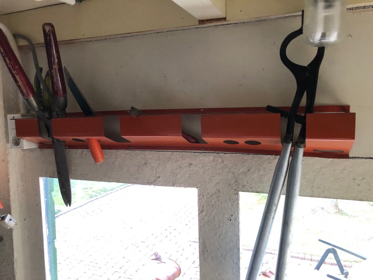 Ophang rek voor gereedschap 90 cm lang.