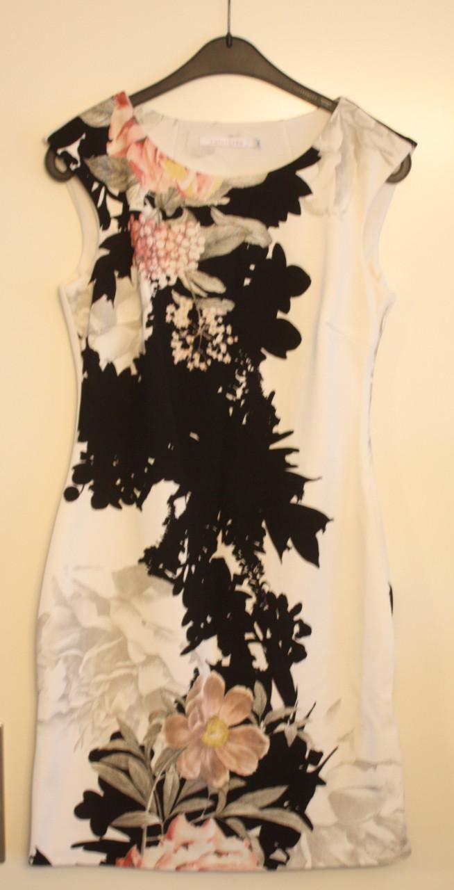 Witte jurk met zwart roze bloemen print  maat 38