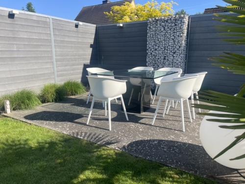 Glazen vierkante tuin eettafel met zwart granieten voetkolom