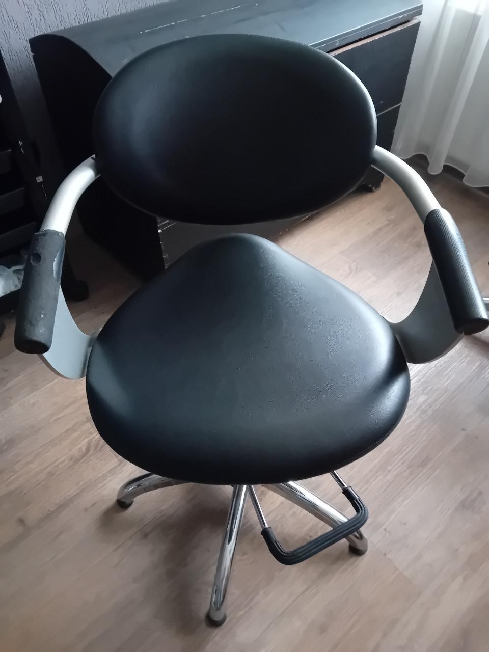 Kappers pompstoelen 2 stuks.