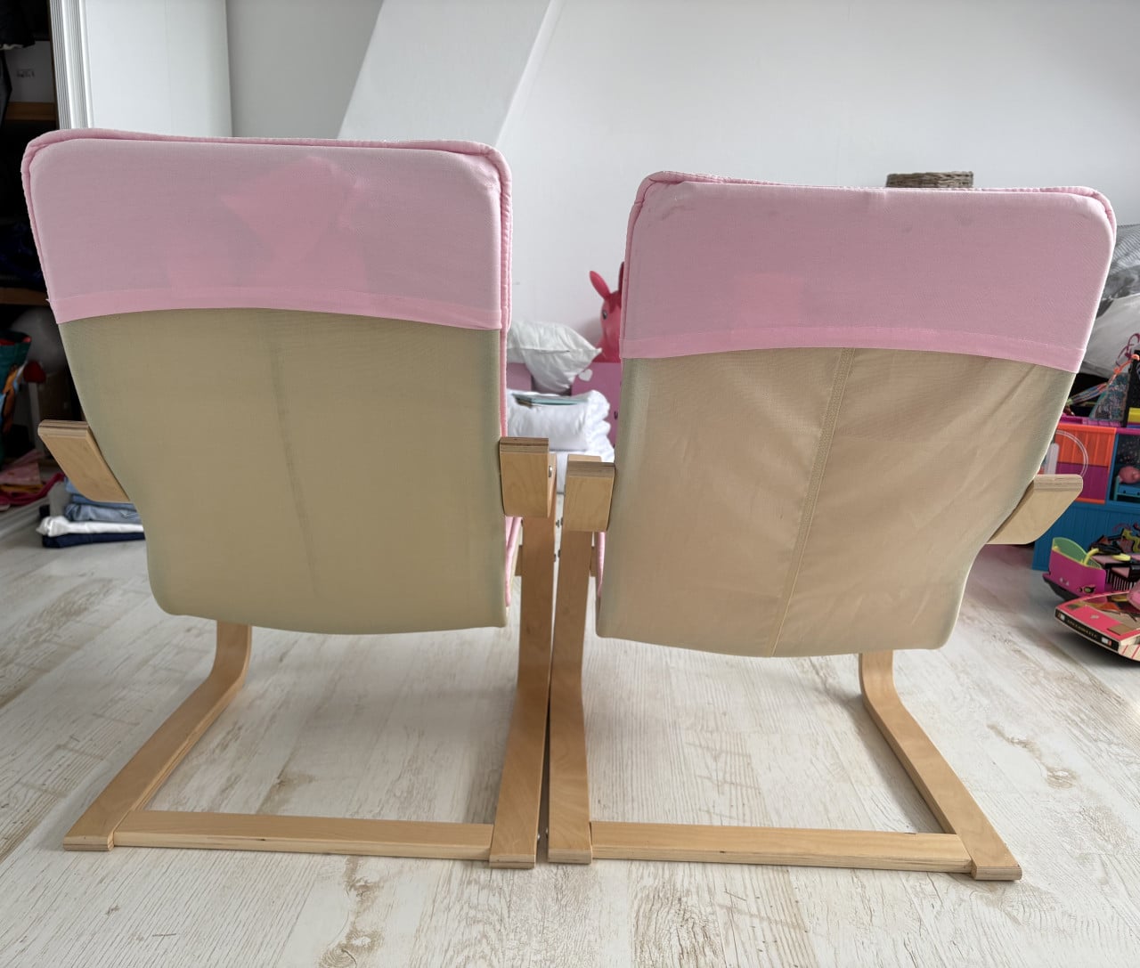 2x IKEA Poäng stoel met roze kussens
