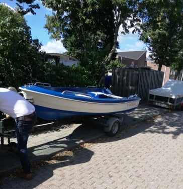Boot met  trailer en 5 pk Mercury kortstaart motor .