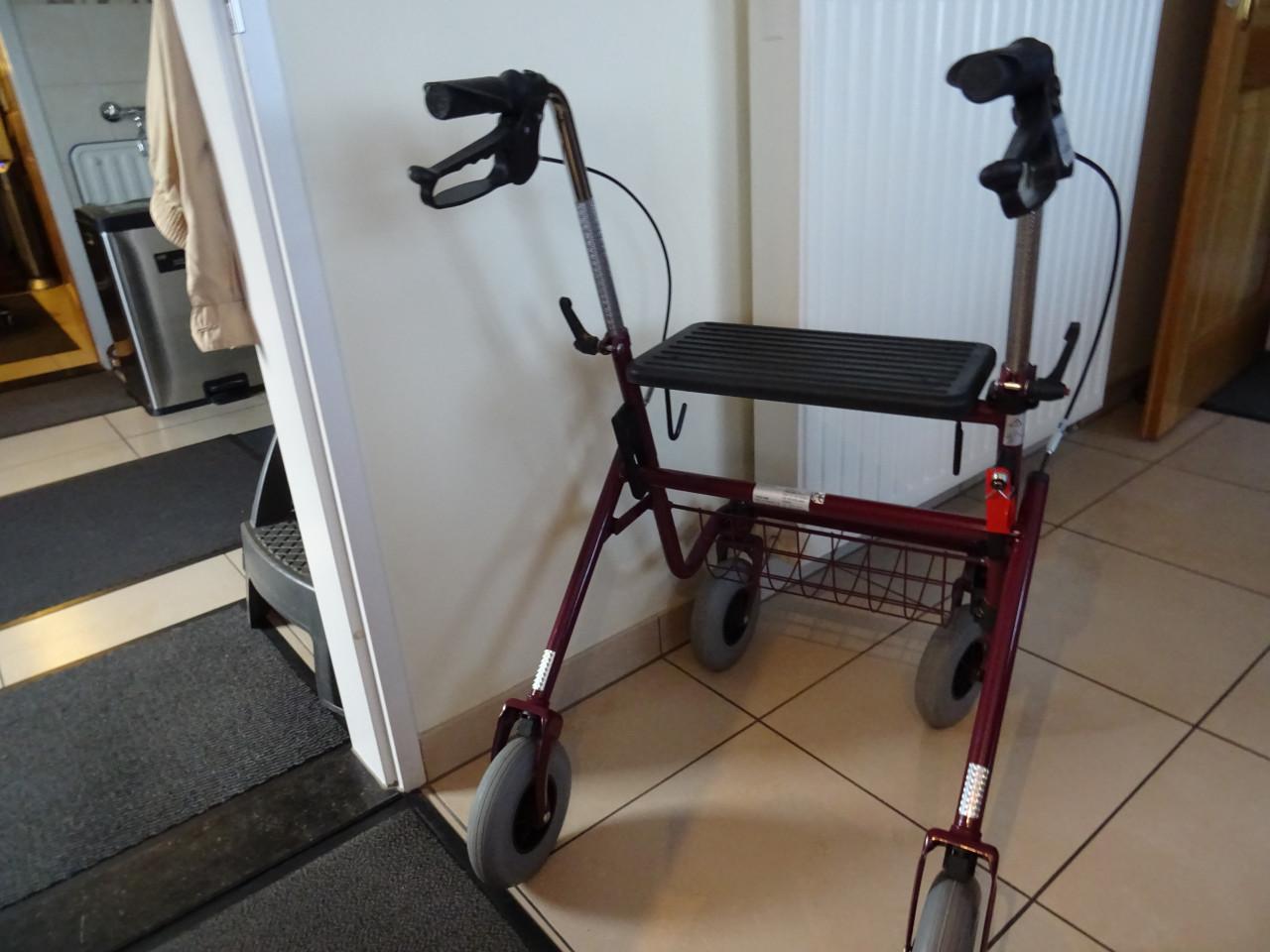 Te koop nog nieuwe rollator zie foto s een paar keer gebruikt ! op vouwbaar