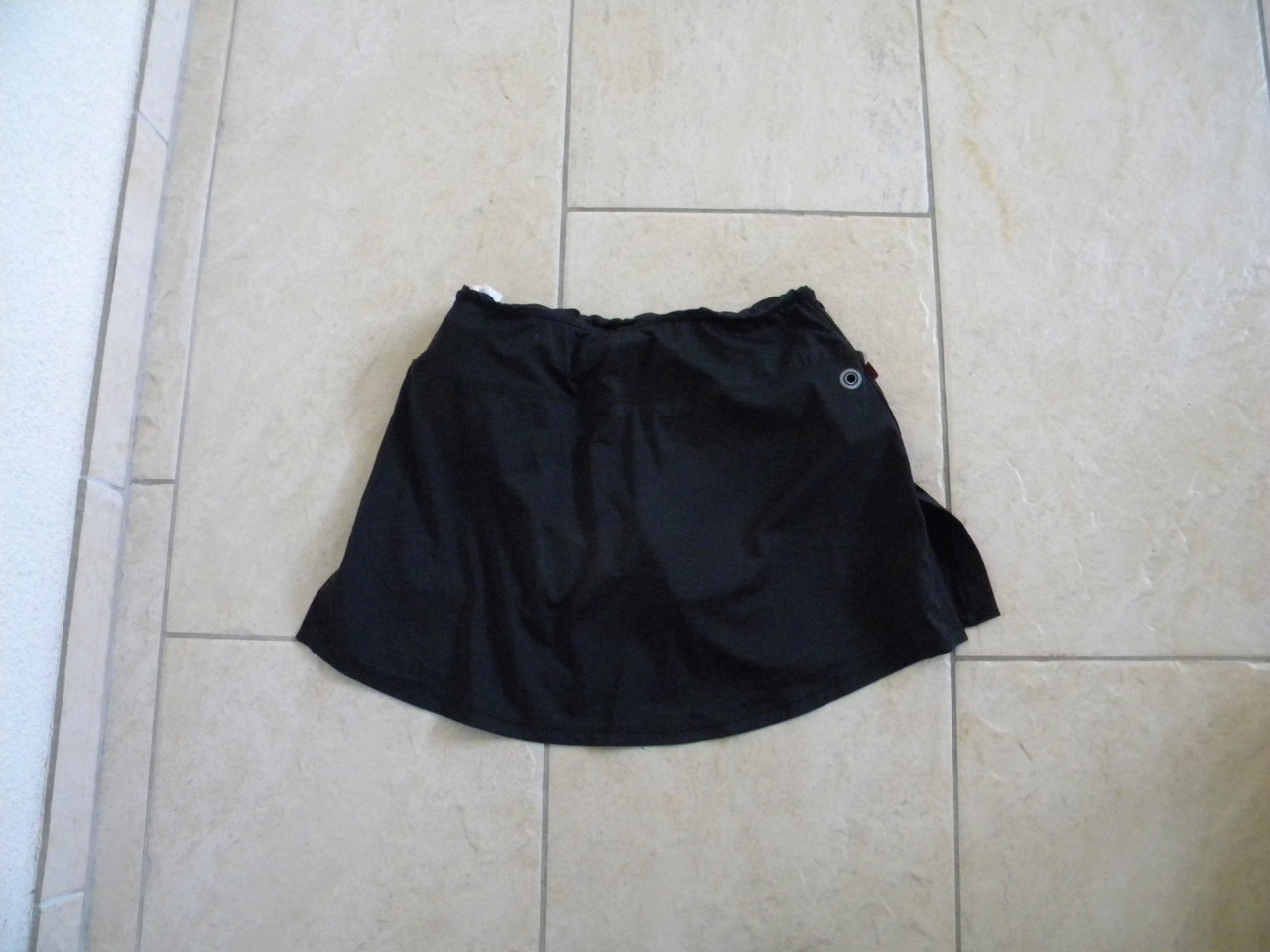 2 x Tennis rok maat S en XXS ( in goede staat )  zwart XXS wit S  €5 per
