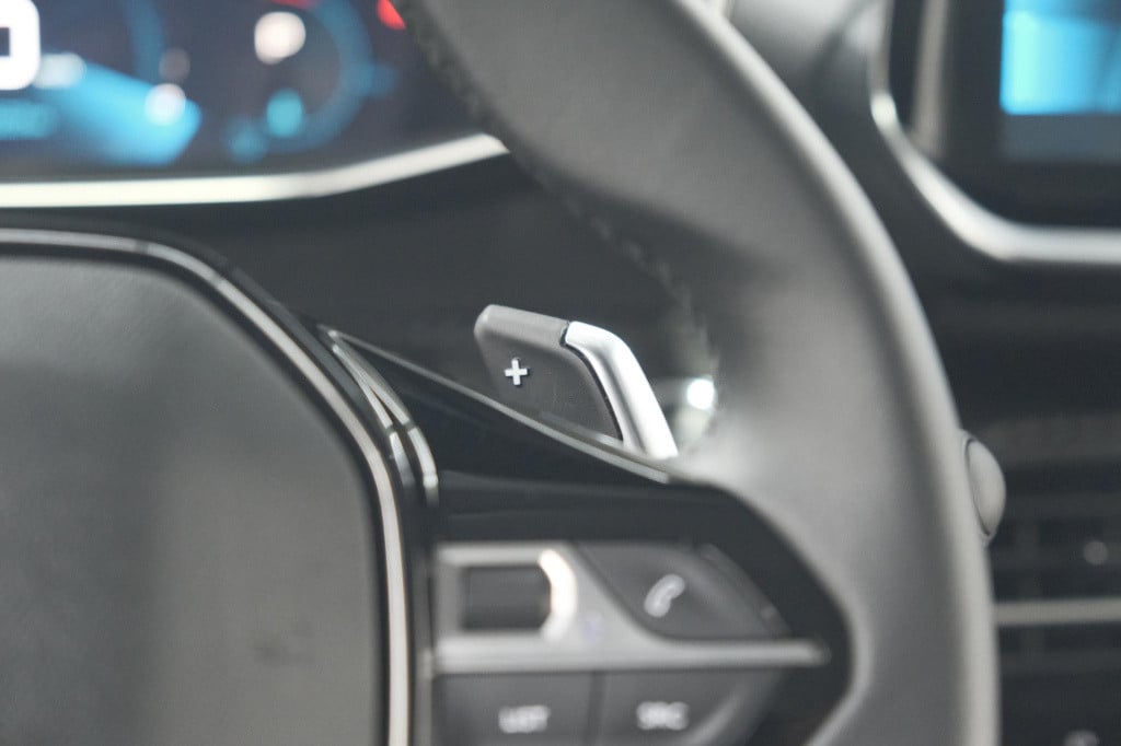 Peugeot 208 puretech 100 eat8 allure pack | camera | navigatie | apple carp