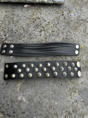 2 leren armbanden