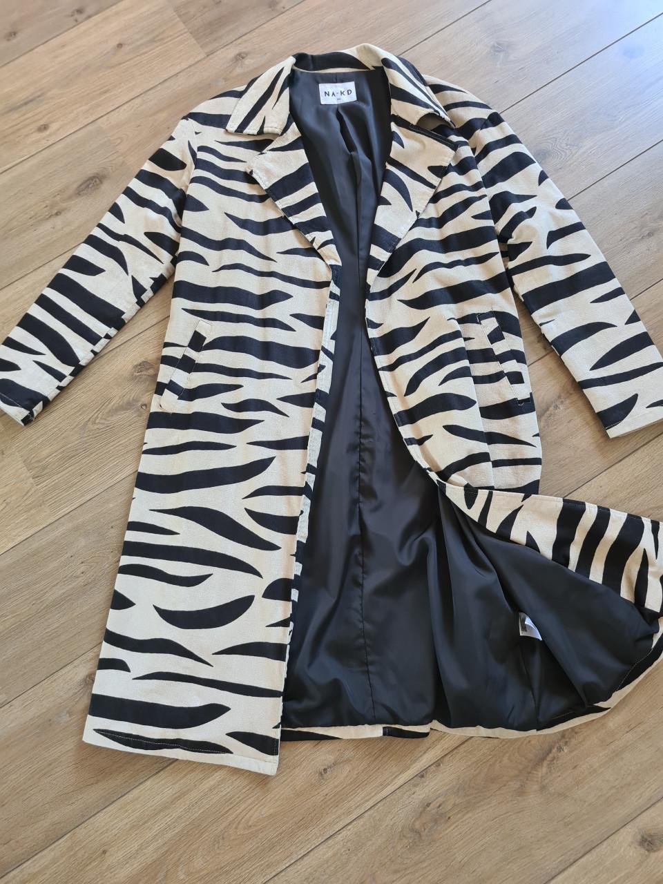 Nieuwe NA-KD jas met een trendy zebraprint Maat 40