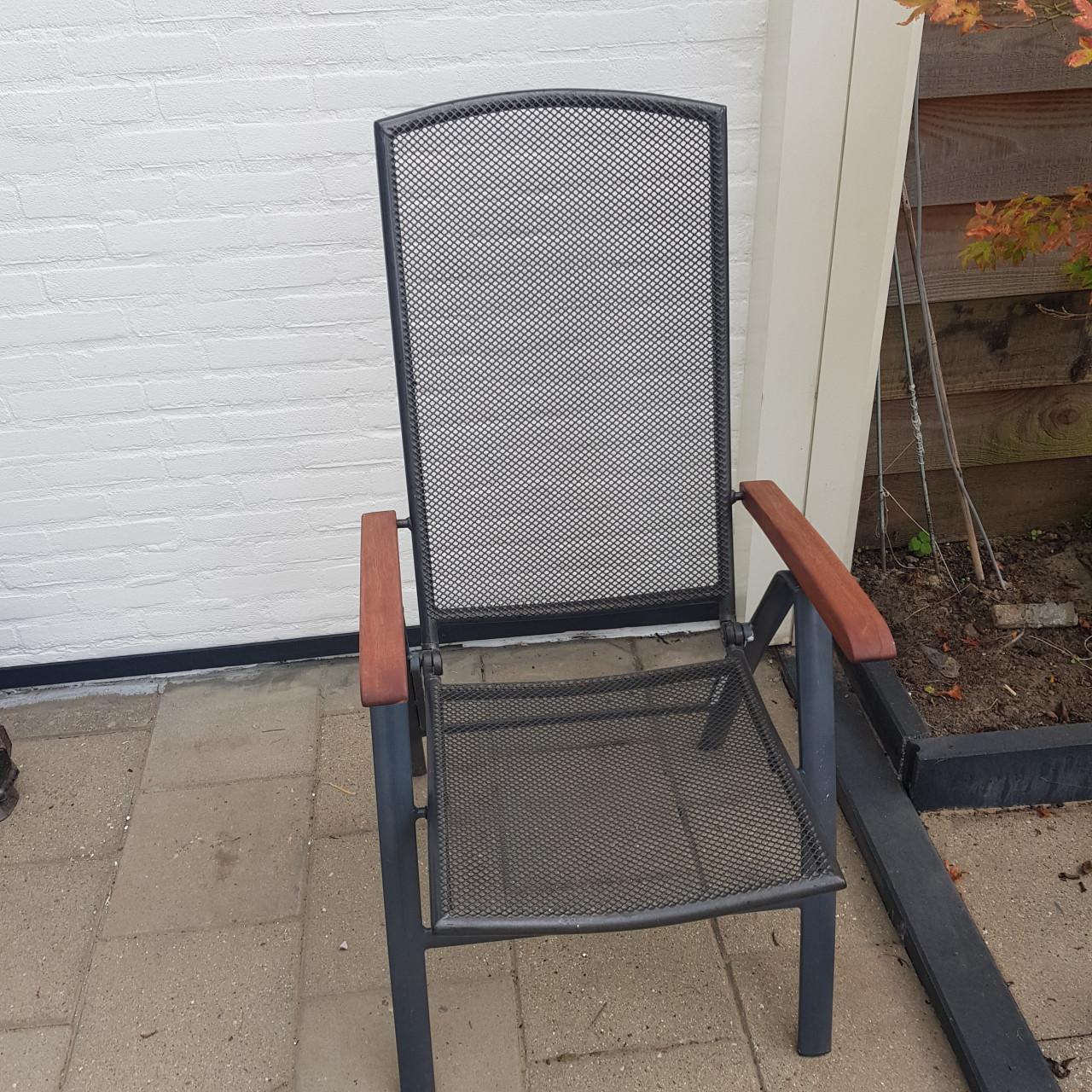 4 × Stoelen met kussen en Tafel