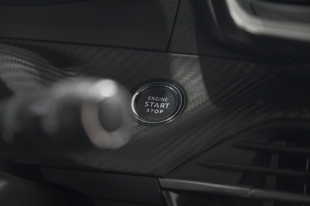 Peugeot 2008 puretech 130 eat8 gt | camera | apple carplay | parkeersensore