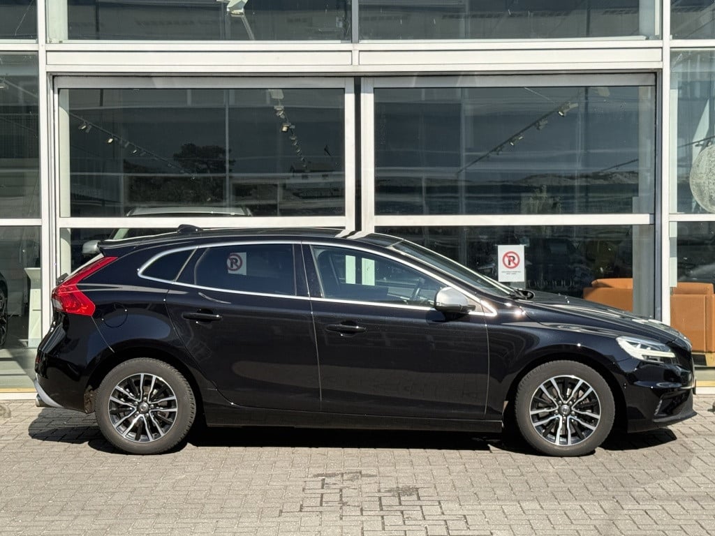 Volvo V40 t3 153pk aut6 polar+ sport| panodak| camera| h&k sound| keyless|